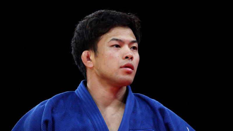 五輪で柔道家・永山竜樹のジェスチャーが物議を醸している。, 永山は審判団に強く抗議した。, 2024年パリ五輪の準々決勝で敗れた日本人選手。, 審判の判定に激怒した永山。, 永山はライバルのフランシスコ・ガリゴスとの握手を拒否した。, 永山は激怒し、畳から離れようとしなかった。, 数分後、選手はその場を去ることにした。, 永山竜樹はこの判定に納得いっていないかった。, その後、60kg以下級男子で銅メダルを獲得した。, しかし、敗北と不公平の苦い思いは消えない。審判団はミスを認めている。