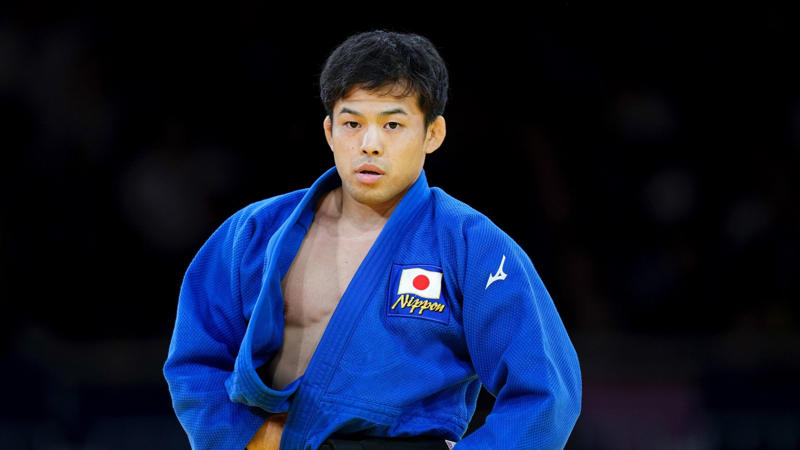 五輪で柔道家・永山竜樹のジェスチャーが物議を醸している。, 永山は審判団に強く抗議した。, 2024年パリ五輪の準々決勝で敗れた日本人選手。, 審判の判定に激怒した永山。, 永山はライバルのフランシスコ・ガリゴスとの握手を拒否した。, 永山は激怒し、畳から離れようとしなかった。, 数分後、選手はその場を去ることにした。, 永山竜樹はこの判定に納得いっていないかった。, その後、60kg以下級男子で銅メダルを獲得した。, しかし、敗北と不公平の苦い思いは消えない。審判団はミスを認めている。