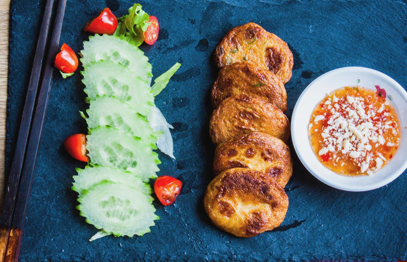 Thai spiced fish cakes Speedy suppers, Homemade pitta nachos with crispy lamb and salad, Sticky honey and ginger chicken, Fish finger sandwich, Butternut squash and feta pizza, Speedy chicken broth, Teriyaki steak and asparagus, Huevos rancheros, Prawn, chorizo and basil linguine, Cheese, ham and fig crêpes, Steak with peppercorn sauce, Caesar salad, Mussels rassa, Cheeseburgers, Grilled king prawns with chermoula, Loaded jacket potatoes, Easy macaroni cheese, Lamb and chorizo burger, Apple and turkey quesadillas, Spiced beef skewers, Yakisoba, Thai spiced fish cakes, Chinese crispy pork, Falafel sandwich, Prawn tacos, Grilled vegetable salad, Crab spaghetti, Potato, courgette and goats’ cheese frittata, Haddock in cheese sauce, Sausages with cannellini mash, Croque madame