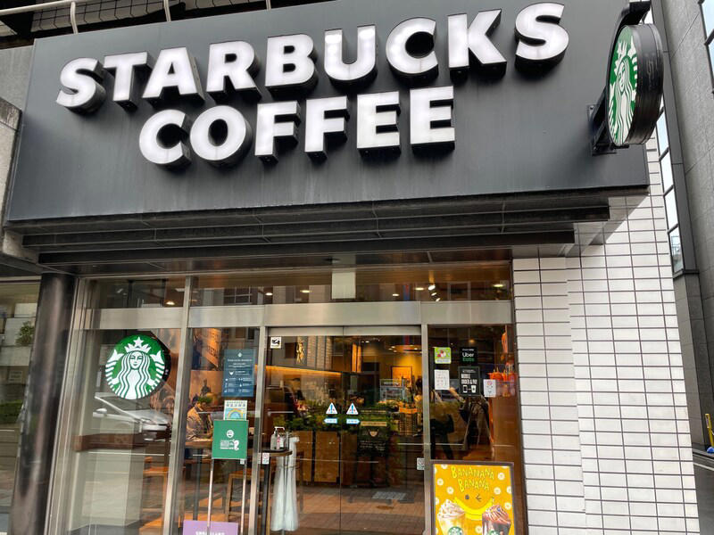 スタバではホットドリンク「ダブルチョコレートラテ」も選べる, スタバ「ダブルチョコレートフラペチーノ」のドリンク構成, スタバ「ダブルチョコレートフラペチーノ」の値段・サイズ展開, スタバ「ダブルチョコレートフラペチーノ」のカロリー・栄養成分表示, スタバ「ダブルチョコレートフラペチーノ」はおいしい？ まずい？ 口コミまとめ, 1.チョコレート好きさんにおすすめ「チョコレートMAX」, 2.高級感ある味わいに仕上がる「オランジェット風」, 3.後味すっきりで飲みやすい「プラリネ風」, 4.大人リッチな味わいに「エスプレッソチョコレート」, スタバ「ダブルチョコレートフラペチーノ」店頭での再現レシピはある？, スタバのダブルチョコレートはモバイルオーダーできる？, スタバの「ダブルチョコレートフラペチーノ」以外にも幻のフラペチーノがあるって本当？, スタバの「ダブルチョコレートフラペチーノ」が呪文みたいだという噂があるけどなぜ？, スタバ「ダブルチョコレートフラペチーノ」のカフェイン含有量は？