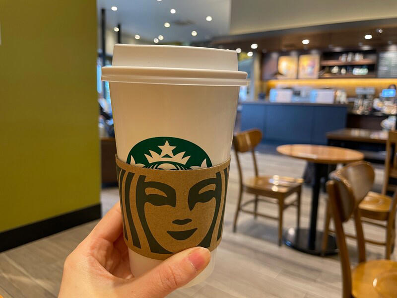 スタバではホットドリンク「ダブルチョコレートラテ」も選べる, スタバ「ダブルチョコレートフラペチーノ」のドリンク構成, スタバ「ダブルチョコレートフラペチーノ」の値段・サイズ展開, スタバ「ダブルチョコレートフラペチーノ」のカロリー・栄養成分表示, スタバ「ダブルチョコレートフラペチーノ」はおいしい？ まずい？ 口コミまとめ, 1.チョコレート好きさんにおすすめ「チョコレートMAX」, 2.高級感ある味わいに仕上がる「オランジェット風」, 3.後味すっきりで飲みやすい「プラリネ風」, 4.大人リッチな味わいに「エスプレッソチョコレート」, スタバ「ダブルチョコレートフラペチーノ」店頭での再現レシピはある？, スタバのダブルチョコレートはモバイルオーダーできる？, スタバの「ダブルチョコレートフラペチーノ」以外にも幻のフラペチーノがあるって本当？, スタバの「ダブルチョコレートフラペチーノ」が呪文みたいだという噂があるけどなぜ？, スタバ「ダブルチョコレートフラペチーノ」のカフェイン含有量は？