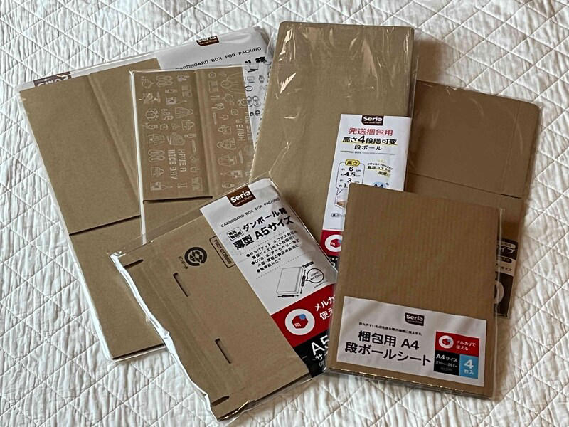 【100均セリアの段ボール】メルカリの宅急便やゆうパックに対応する「ダンボール箱 80サイズ」, 【100均セリアの段ボール】メルカリの宅急便やゆうパックに使える「ダンボール箱 60サイズ」, 【100均セリアの段ボール】深さのあるタイプ「発送梱包用ダンボール 60サイズ」, 【100均セリアの段ボール】高さを変えられる便利グッズ「発送梱包用高さ4段階可変ダンボール」, 【100均セリアの段ボール】本やアクセサリーなどの梱包におすすめ「発送梱包用ダンボール箱 薄型 A5サイズ」, 【100均セリアの段ボール】商品保護の便利グッズ「梱包用A4ダンボールシート」, 【100均】セリアの「ダンボール」の売り場はどこ？ メルカリの梱包資材として使える「段ボール」は？, 【100均】セリアには「ダンボール」以外に、ほかにもメルカリで便利な梱包材は売ってる？ , 【100均セリアの段ボールと比較】ダイソーのダンボールに大きいサイズはある？ 60cm、80cmサイズは？, 【100均セリアの段ボールと比較】キャンドゥにも60サイズ、80サイズのダンボールは売ってる？, 【100均セリアの段ボールと比較】80サイズのダンボールはコンビニやホームセンターにも売ってる？, 【100均セリアと比較】80サイズのダンボールは郵便局でもらえる？ 売ってる？