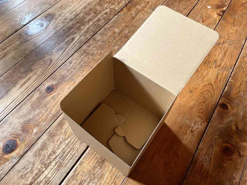 【100均セリアの段ボール】メルカリの宅急便やゆうパックに対応する「ダンボール箱 80サイズ」, 【100均セリアの段ボール】メルカリの宅急便やゆうパックに使える「ダンボール箱 60サイズ」, 【100均セリアの段ボール】深さのあるタイプ「発送梱包用ダンボール 60サイズ」, 【100均セリアの段ボール】高さを変えられる便利グッズ「発送梱包用高さ4段階可変ダンボール」, 【100均セリアの段ボール】本やアクセサリーなどの梱包におすすめ「発送梱包用ダンボール箱 薄型 A5サイズ」, 【100均セリアの段ボール】商品保護の便利グッズ「梱包用A4ダンボールシート」, 【100均】セリアの「ダンボール」の売り場はどこ？ メルカリの梱包資材として使える「段ボール」は？, 【100均】セリアには「ダンボール」以外に、ほかにもメルカリで便利な梱包材は売ってる？ , 【100均セリアの段ボールと比較】ダイソーのダンボールに大きいサイズはある？ 60cm、80cmサイズは？, 【100均セリアの段ボールと比較】キャンドゥにも60サイズ、80サイズのダンボールは売ってる？, 【100均セリアの段ボールと比較】80サイズのダンボールはコンビニやホームセンターにも売ってる？, 【100均セリアと比較】80サイズのダンボールは郵便局でもらえる？ 売ってる？