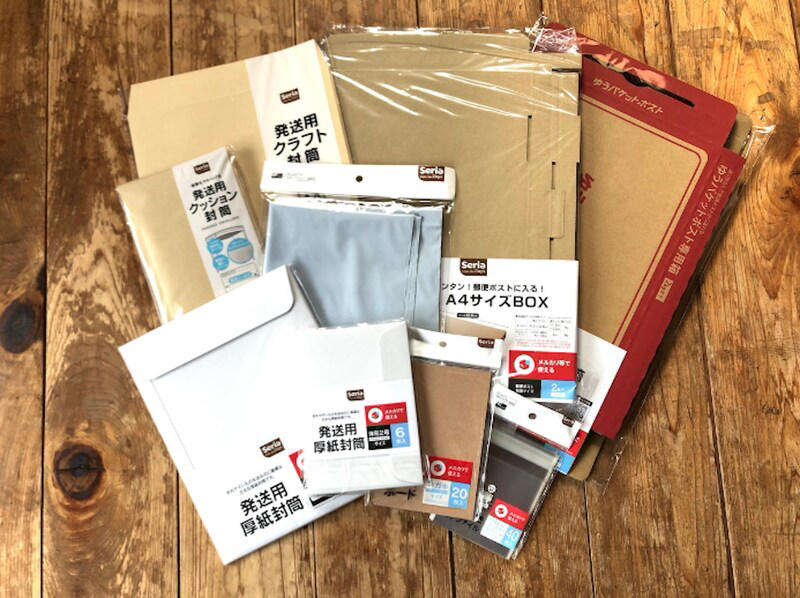 【100均セリアの段ボール】メルカリの宅急便やゆうパックに対応する「ダンボール箱 80サイズ」, 【100均セリアの段ボール】メルカリの宅急便やゆうパックに使える「ダンボール箱 60サイズ」, 【100均セリアの段ボール】深さのあるタイプ「発送梱包用ダンボール 60サイズ」, 【100均セリアの段ボール】高さを変えられる便利グッズ「発送梱包用高さ4段階可変ダンボール」, 【100均セリアの段ボール】本やアクセサリーなどの梱包におすすめ「発送梱包用ダンボール箱 薄型 A5サイズ」, 【100均セリアの段ボール】商品保護の便利グッズ「梱包用A4ダンボールシート」, 【100均】セリアの「ダンボール」の売り場はどこ？ メルカリの梱包資材として使える「段ボール」は？, 【100均】セリアには「ダンボール」以外に、ほかにもメルカリで便利な梱包材は売ってる？ , 【100均セリアの段ボールと比較】ダイソーのダンボールに大きいサイズはある？ 60cm、80cmサイズは？, 【100均セリアの段ボールと比較】キャンドゥにも60サイズ、80サイズのダンボールは売ってる？, 【100均セリアの段ボールと比較】80サイズのダンボールはコンビニやホームセンターにも売ってる？, 【100均セリアと比較】80サイズのダンボールは郵便局でもらえる？ 売ってる？