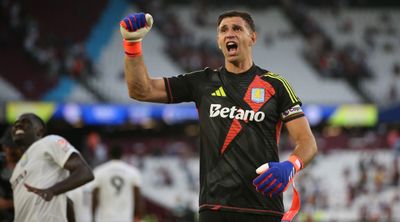 Emiliano Martinez batal gabung Manchester United
