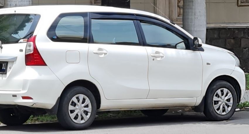 Kenapa Lubang Pengisian Bensin Ada di Kiri atau Kanan? Ini Penjelasannya, Asal Mula Letak Tangki Bahan Bakar, Posisi Lubang Tangki Mobil Ikuti Standar Keamanan Modern, Faktor Penggerak Roda, Penyesuaian Berdasarkan Negara Mobil Tersebut Dijual, Teori Antrian Pom Bensin, Solusi Unik: Dual Tank, Mobil-Mobil Unik dengan Desain Tak Biasa, Pro dan Kontra Posisi Kiri atau Kanan, Bagaimana Cara Tahu Sisi Pengisian Bensin Tanpa Lihat Mobil?, Kesimpulan