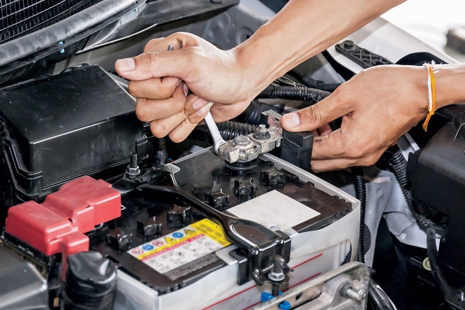 Perbedaan Aki Basah dan Aki Kering, Sesuaikan dengan Kebutuhan Kendaraan, 1. Perbedaan Aki Basah dan Aki Kering, 2. Konstruksi dan Teknologi, 3. Beda Perawatan Aki Kering dan Aki Basah, 4. Usia Pakai Aki Kering dan Aki Basah, 5. Perbandingan Harga dan Ketersediaan, 6. Kinerja dan Daya Starter di Aki Kering dan Aki Basah, 7. Kelebihan dan Kekurangan Aki Kering dan Aki Basah, 8. Aplikasi Masing-Masing Jenis Aki pada Kendaraan, 9. Tanda-Tanda Aki Mulai Lemah, 10. Tips Memilih Aki yang Tepat