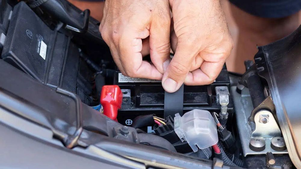 Berapa Lama Harus Ganti Aki? Ini Panduan Lengkap untuk Pemilik Motor, Umur Rata-rata Aki Motor, Faktor yang Mempengaruhi Umur Aki Motor, Tanda-Tanda Aki Motor Harus Diganti, Cara Mengganti Aki Motor dengan Benar, Tips Merawat Aki Agar Lebih Tahan Lama, Kesimpulan