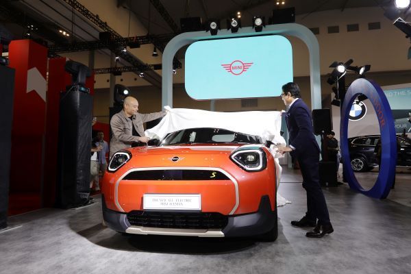 MINI, GJAW 2024, Review MINI Aceman, Perpaduan Futuristik dan Klasik di GJAW 2024, Desain Kompak dengan Karakter Kuat, Interior Canggih dan Imersif, Penggerak Listrik Sepenuhnya dengan Sensasi Go-Kart, MINI Aceman, Teknologi Canggih untuk Pengalaman Berkendara Modern, Ragam Penawaran Istimewa MINI Selama GJAW 2024, FAQ: MINI Aceman di GJAW 2024