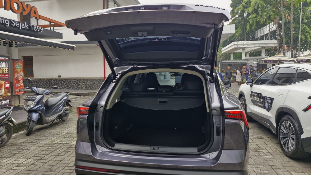 5 Fitur Unggulan di Jetour Dashing, Tak Kalah Dari Xforce dan Crossover Jepang Lain , 1. Kabin Luas dan Bagasi Besar, 2. Head Unit Lebar dengan Teknologi Kamera 540 Derajat , 3. Mesin dan Transmisi yang Responsif, 4. Teknologi dan Fitur Pendukung Kenyamanan Berkendara yang Beragam , 5. Fitur Keselamatan Modern