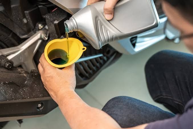 Jangan Anggap Remeh Ganti Oli Motor, Ini Panduan Lengkapnya, Fungsi Utama Oli Motor, Kapan Harus Ganti Oli Motor?, Ciri-Ciri Oli Motor Harus Diganti, Ganti Oli Motor Apakah Harus ke Bengkel Resmi?, Jenis-Jenis Oli Motor, Mitos dan Fakta Seputar Ganti Oli Motor, Rekomendasi Merek Oli Terbaik di Indonesia, Filter Oli Wajibkah Diganti?, Biaya Ganti Oli Motor, Kesimpulan, FAQ Seputar Ganti Oli Motor