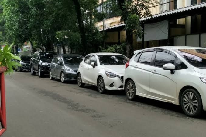 Kenapa Mobil Harus Dinyalakan Minimal Seminggu Sekali? Ini 8 Alasan Pentingnya!, 1. Menjaga Kesehatan Aki, 2. Menjaga Pelumasan Mesin, 3. Mencegah Penurunan Kualitas Bahan Bakar, 4. Mencegah Flat Spot pada Ban, 5. Menjaga Sistem Rem Tetap Aktif, 6. Memelihara Sistem AC, 7. Mencegah Timbulnya Jamur dan Bau Tidak Sedap di Kabin, 8. Menjaga Sistem Elektronik dan Sensor Tetap Aktif