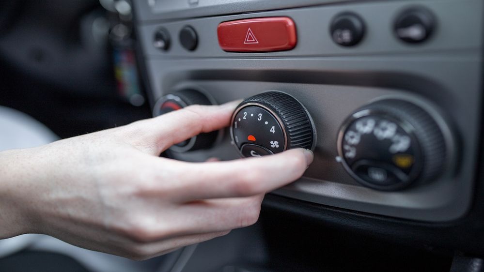 5 Alasan Kenapa AC Harus dalam Posisi Off Saat Mesin Mobil Dinyalakan, 1. Menambah Beban pada Aki Mobil Saat Distarter, 2. Beban Berlebih pada Alternator, 3. Tambah Beban pada Kinerja Mesin yang Baru Bekerja, 4. Risiko Kerusakan pada Kompresor AC, 5. Gangguan pada Sistem Kelistrikan Mobil, Langsung Menyalakan AC Berdampak pada Efisiensi Bahan Bakar, Cara yang Aman untuk Menggunakan AC Mobil, Kesimpulan