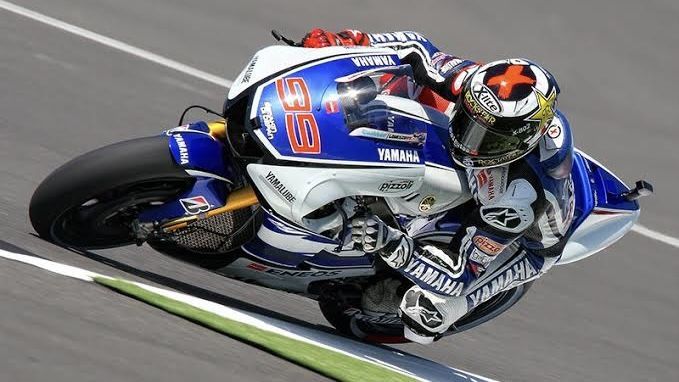 Sejarah Yamaha YZR-M1, Legenda Balap di Kelas Premier MotoGP, Awal Mula YZR-M1, Produk Transisi dari 500 cc ke MotoGP (2002), Awal Kejayaan Yamaha, Era Valentino Rossi (2004–2010), Kejayaan Yamaha YZR-M1 Bersama Lorenzo (2011–2012), Kembalinya Rossi dan Rivalitas dengan Lorenzo (2013–2016), Masa Transisi dan Tantangan Baru (2017–2021), Evolusi Modern Yamaha YZR-M1, Fokus Aerodinamika dan Elektronik (2022–2024), Generasi Terbaru: YZR-M1 2025 Era Terakhir Pakai Mesin Inline-4