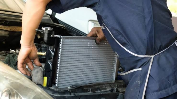 Jangan Disepelekan, Ini Risiko Saat Air Radiator Mobil Habis di Tengah Jalan, Fungsi Radiator Mobil, Tanda-Tanda Air Radiator Mobil Habis, Penyebab Air Radiator Habis, Dampak Jika Air Radiator Habis dan Tidak Segera Diatasi, Cara Mengatasi dan Mencegah Air Radiator Habis