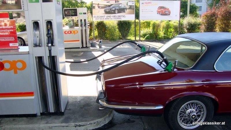 Kenapa Lubang Pengisian Bensin Ada di Kiri atau Kanan? Ini Penjelasannya, Asal Mula Letak Tangki Bahan Bakar, Posisi Lubang Tangki Mobil Ikuti Standar Keamanan Modern, Faktor Penggerak Roda, Penyesuaian Berdasarkan Negara Mobil Tersebut Dijual, Teori Antrian Pom Bensin, Solusi Unik: Dual Tank, Mobil-Mobil Unik dengan Desain Tak Biasa, Pro dan Kontra Posisi Kiri atau Kanan, Bagaimana Cara Tahu Sisi Pengisian Bensin Tanpa Lihat Mobil?, Kesimpulan