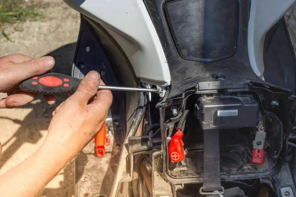 Berapa Lama Harus Ganti Aki? Ini Panduan Lengkap untuk Pemilik Motor, Umur Rata-rata Aki Motor, Faktor yang Mempengaruhi Umur Aki Motor, Tanda-Tanda Aki Motor Harus Diganti, Cara Mengganti Aki Motor dengan Benar, Tips Merawat Aki Agar Lebih Tahan Lama, Kesimpulan