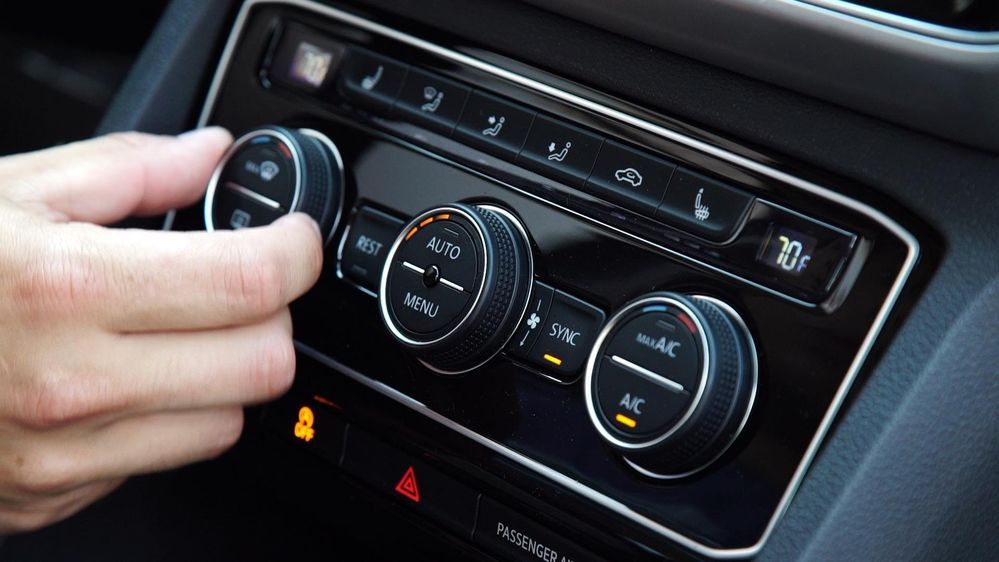 5 Alasan Kenapa AC Harus dalam Posisi Off Saat Mesin Mobil Dinyalakan, 1. Menambah Beban pada Aki Mobil Saat Distarter, 2. Beban Berlebih pada Alternator, 3. Tambah Beban pada Kinerja Mesin yang Baru Bekerja, 4. Risiko Kerusakan pada Kompresor AC, 5. Gangguan pada Sistem Kelistrikan Mobil, Langsung Menyalakan AC Berdampak pada Efisiensi Bahan Bakar, Cara yang Aman untuk Menggunakan AC Mobil, Kesimpulan