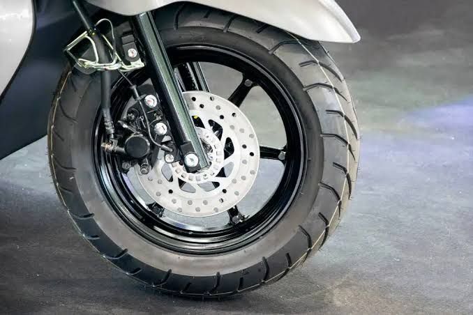 Ini Alasan Kenapa Ban Motor Balap Tapaknya Botak dan Ban Motor Harian Beralur, Alasan Ban Menjadi Komponen Vital di Sepeda Motor , Struktur Dasar Ban, Ban Balap Mengapa Justru Permukaannya Botak?, Kategori Compound pada Ban Balap, Perbandingan Antara Ban Harian dan Ban Balap, Tanda-Tanda Ban Motor Harus Diganti, Tips Memilih Ban yang Tepat, Kesimpulan