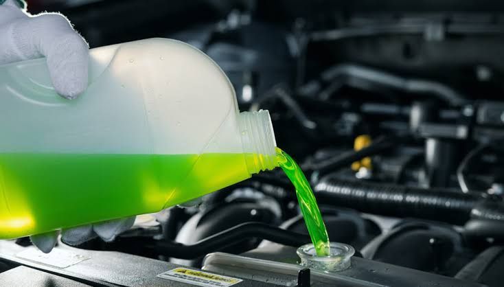 Jangan Disepelekan, Ini Risiko Saat Air Radiator Mobil Habis di Tengah Jalan, Fungsi Radiator Mobil, Tanda-Tanda Air Radiator Mobil Habis, Penyebab Air Radiator Habis, Dampak Jika Air Radiator Habis dan Tidak Segera Diatasi, Cara Mengatasi dan Mencegah Air Radiator Habis