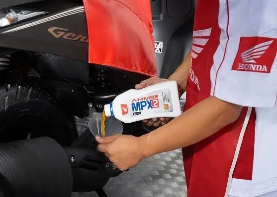 Jangan Anggap Remeh Ganti Oli Motor, Ini Panduan Lengkapnya, Fungsi Utama Oli Motor, Kapan Harus Ganti Oli Motor?, Ciri-Ciri Oli Motor Harus Diganti, Ganti Oli Motor Apakah Harus ke Bengkel Resmi?, Jenis-Jenis Oli Motor, Mitos dan Fakta Seputar Ganti Oli Motor, Rekomendasi Merek Oli Terbaik di Indonesia, Filter Oli Wajibkah Diganti?, Biaya Ganti Oli Motor, Kesimpulan, FAQ Seputar Ganti Oli Motor