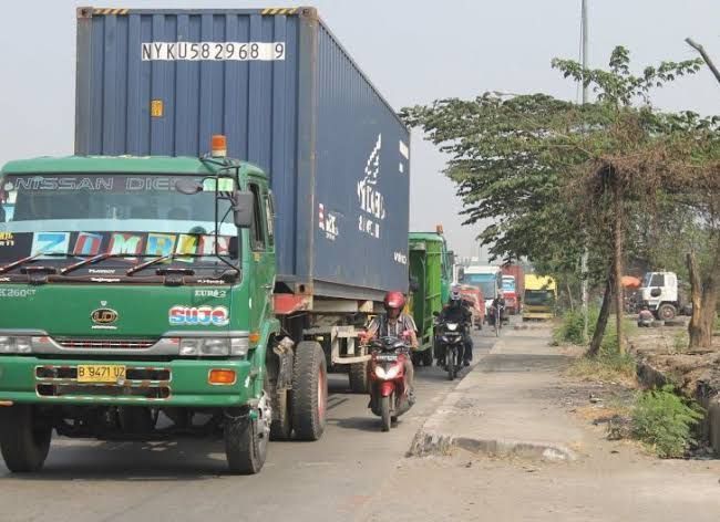 Kenapa Truk Sering Jalan di Lajur Kanan? Ini Alasan yang Harus Kamu Tahu, Peran Penting Truk dalam Rantai Transportasi Nasional, Aturan Dasar: Lajur Kiri untuk Lambat, Kanan untuk Menyalip, Hambatan di Lajur Kiri Jadi Masalah Serius Bagi Pengemudi Truk , Gangguan Ranting dan Dahan Pohon di Tepi Jalan, Blind Spot Truk Jauh Lebih Luas, Di Jalan Tol, Truk Tetap Jalan di Lajur Kiri, Tips Bijak Saat Bertemu Truk di Jalan, Kesimpulan