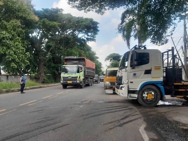 Kenapa Truk Sering Jalan di Lajur Kanan? Ini Alasan yang Harus Kamu Tahu, Peran Penting Truk dalam Rantai Transportasi Nasional, Aturan Dasar: Lajur Kiri untuk Lambat, Kanan untuk Menyalip, Hambatan di Lajur Kiri Jadi Masalah Serius Bagi Pengemudi Truk , Gangguan Ranting dan Dahan Pohon di Tepi Jalan, Blind Spot Truk Jauh Lebih Luas, Di Jalan Tol, Truk Tetap Jalan di Lajur Kiri, Tips Bijak Saat Bertemu Truk di Jalan, Kesimpulan