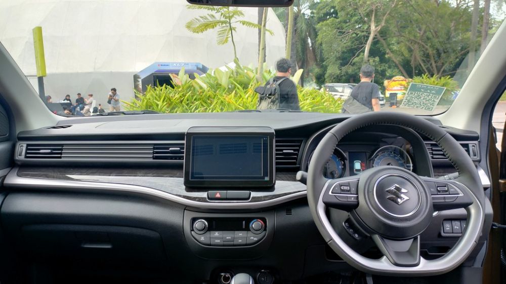 Review Suzuki XL7 Alpha 2024; Pilihan Low SUV yang Proper Untuk Mobil Keluarga, 1. Kenyamanan MPV Masih Cukup Kuat, Fitur E-Mirror Touchscreen Mudahkan Visibilitas di Berbagai kondisi, Travel Suspensi yang Cukup Jauh dan Minim Limbung, Performa Mesin K15B yang Cukup Irit Namun Tetap Impresif, Kualitas Audio dan Kesenyapan Kabin Suzuki XL7, Kesimpulan