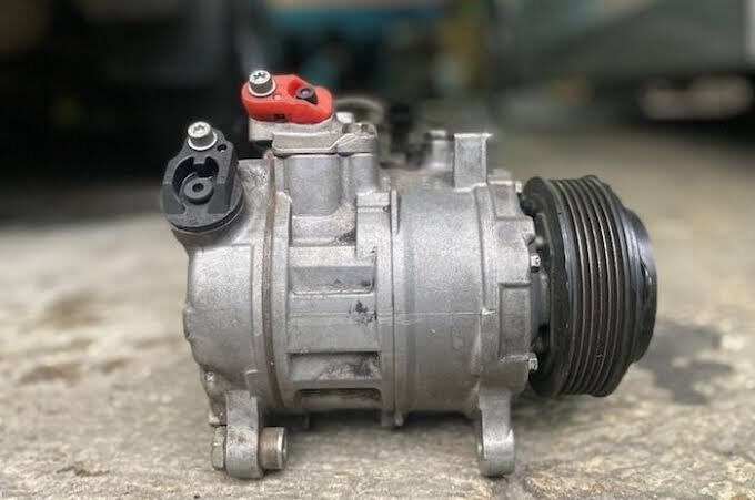 5 Alasan Kenapa AC Harus dalam Posisi Off Saat Mesin Mobil Dinyalakan, 1. Menambah Beban pada Aki Mobil Saat Distarter, 2. Beban Berlebih pada Alternator, 3. Tambah Beban pada Kinerja Mesin yang Baru Bekerja, 4. Risiko Kerusakan pada Kompresor AC, 5. Gangguan pada Sistem Kelistrikan Mobil, Langsung Menyalakan AC Berdampak pada Efisiensi Bahan Bakar, Cara yang Aman untuk Menggunakan AC Mobil, Kesimpulan