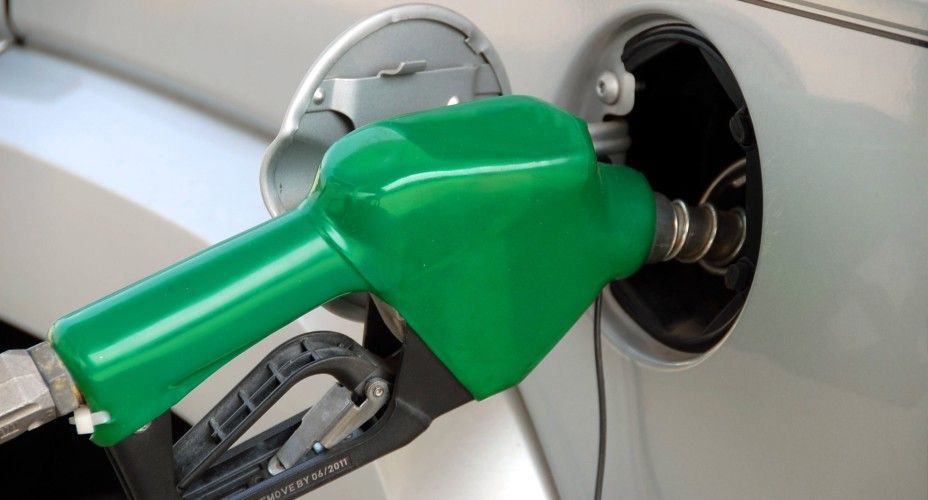 Kenapa Lubang Pengisian Bensin Ada di Kiri atau Kanan? Ini Penjelasannya, Asal Mula Letak Tangki Bahan Bakar, Posisi Lubang Tangki Mobil Ikuti Standar Keamanan Modern, Faktor Penggerak Roda, Penyesuaian Berdasarkan Negara Mobil Tersebut Dijual, Teori Antrian Pom Bensin, Solusi Unik: Dual Tank, Mobil-Mobil Unik dengan Desain Tak Biasa, Pro dan Kontra Posisi Kiri atau Kanan, Bagaimana Cara Tahu Sisi Pengisian Bensin Tanpa Lihat Mobil?, Kesimpulan