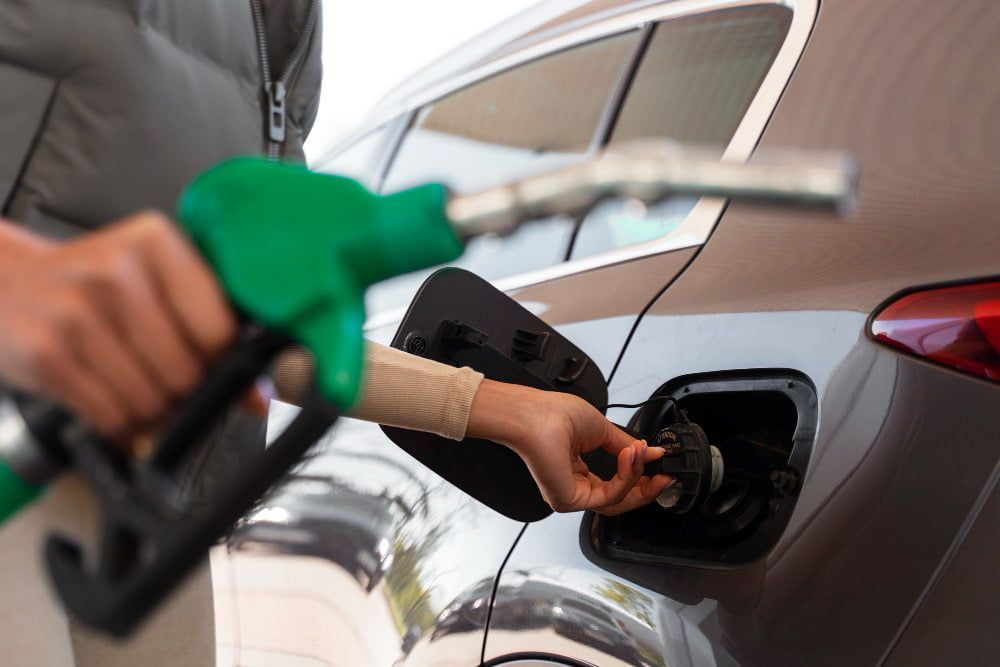 Kenapa Lubang Pengisian Bensin Ada di Kiri atau Kanan? Ini Penjelasannya, Asal Mula Letak Tangki Bahan Bakar, Posisi Lubang Tangki Mobil Ikuti Standar Keamanan Modern, Faktor Penggerak Roda, Penyesuaian Berdasarkan Negara Mobil Tersebut Dijual, Teori Antrian Pom Bensin, Solusi Unik: Dual Tank, Mobil-Mobil Unik dengan Desain Tak Biasa, Pro dan Kontra Posisi Kiri atau Kanan, Bagaimana Cara Tahu Sisi Pengisian Bensin Tanpa Lihat Mobil?, Kesimpulan