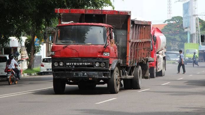 Kenapa Truk Sering Jalan di Lajur Kanan? Ini Alasan yang Harus Kamu Tahu, Peran Penting Truk dalam Rantai Transportasi Nasional, Aturan Dasar: Lajur Kiri untuk Lambat, Kanan untuk Menyalip, Hambatan di Lajur Kiri Jadi Masalah Serius Bagi Pengemudi Truk , Gangguan Ranting dan Dahan Pohon di Tepi Jalan, Blind Spot Truk Jauh Lebih Luas, Di Jalan Tol, Truk Tetap Jalan di Lajur Kiri, Tips Bijak Saat Bertemu Truk di Jalan, Kesimpulan