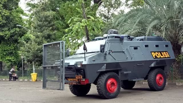 Mengenal sosok Barracuda, Kendaraan Lapis Baja Andalan Korps Brimob Indonesia, Sejarah dan Penggunaan Barracuda di Indonesia, Desain Fisik dan Material Pelindung, Sistem Roda dengan Teknologi Run Flat, Persenjataan yang Dapat Disesuaikan, Mesin Tangguh dan Sasis Kuat, Peranan Strategis dalam Operasi Brimob, Kesimpulan
