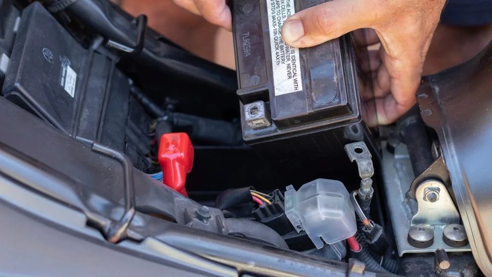 Berapa Lama Harus Ganti Aki? Ini Panduan Lengkap untuk Pemilik Motor, Umur Rata-rata Aki Motor, Faktor yang Mempengaruhi Umur Aki Motor, Tanda-Tanda Aki Motor Harus Diganti, Cara Mengganti Aki Motor dengan Benar, Tips Merawat Aki Agar Lebih Tahan Lama, Kesimpulan