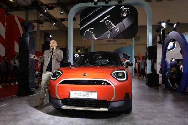 MINI, GJAW 2024, Review MINI Aceman, Perpaduan Futuristik dan Klasik di GJAW 2024, Desain Kompak dengan Karakter Kuat, Interior Canggih dan Imersif, Penggerak Listrik Sepenuhnya dengan Sensasi Go-Kart, MINI Aceman, Teknologi Canggih untuk Pengalaman Berkendara Modern, Ragam Penawaran Istimewa MINI Selama GJAW 2024, FAQ: MINI Aceman di GJAW 2024