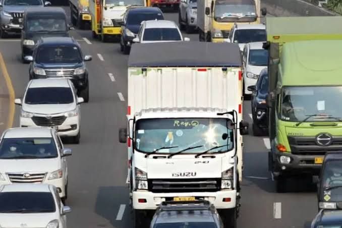 Kenapa Truk Sering Jalan di Lajur Kanan? Ini Alasan yang Harus Kamu Tahu, Peran Penting Truk dalam Rantai Transportasi Nasional, Aturan Dasar: Lajur Kiri untuk Lambat, Kanan untuk Menyalip, Hambatan di Lajur Kiri Jadi Masalah Serius Bagi Pengemudi Truk , Gangguan Ranting dan Dahan Pohon di Tepi Jalan, Blind Spot Truk Jauh Lebih Luas, Di Jalan Tol, Truk Tetap Jalan di Lajur Kiri, Tips Bijak Saat Bertemu Truk di Jalan, Kesimpulan