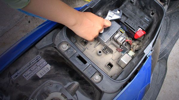 Berapa Lama Harus Ganti Aki? Ini Panduan Lengkap untuk Pemilik Motor, Umur Rata-rata Aki Motor, Faktor yang Mempengaruhi Umur Aki Motor, Tanda-Tanda Aki Motor Harus Diganti, Cara Mengganti Aki Motor dengan Benar, Tips Merawat Aki Agar Lebih Tahan Lama, Kesimpulan