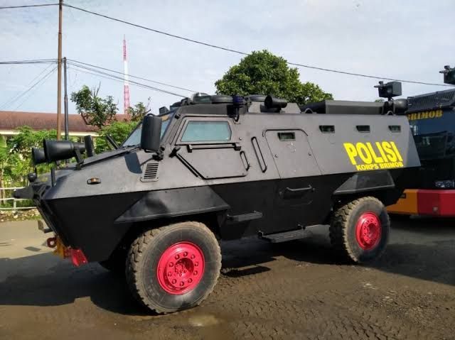 Mengenal sosok Barracuda, Kendaraan Lapis Baja Andalan Korps Brimob Indonesia, Sejarah dan Penggunaan Barracuda di Indonesia, Desain Fisik dan Material Pelindung, Sistem Roda dengan Teknologi Run Flat, Persenjataan yang Dapat Disesuaikan, Mesin Tangguh dan Sasis Kuat, Peranan Strategis dalam Operasi Brimob, Kesimpulan