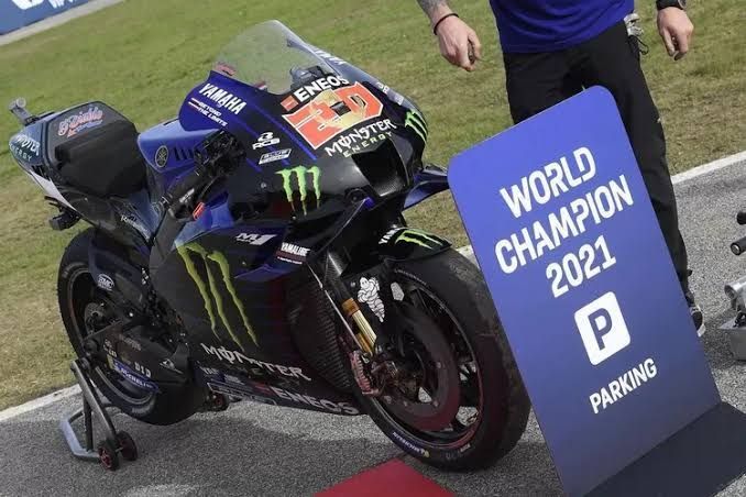 Sejarah Yamaha YZR-M1, Legenda Balap di Kelas Premier MotoGP, Awal Mula YZR-M1, Produk Transisi dari 500 cc ke MotoGP (2002), Awal Kejayaan Yamaha, Era Valentino Rossi (2004–2010), Kejayaan Yamaha YZR-M1 Bersama Lorenzo (2011–2012), Kembalinya Rossi dan Rivalitas dengan Lorenzo (2013–2016), Masa Transisi dan Tantangan Baru (2017–2021), Evolusi Modern Yamaha YZR-M1, Fokus Aerodinamika dan Elektronik (2022–2024), Generasi Terbaru: YZR-M1 2025 Era Terakhir Pakai Mesin Inline-4