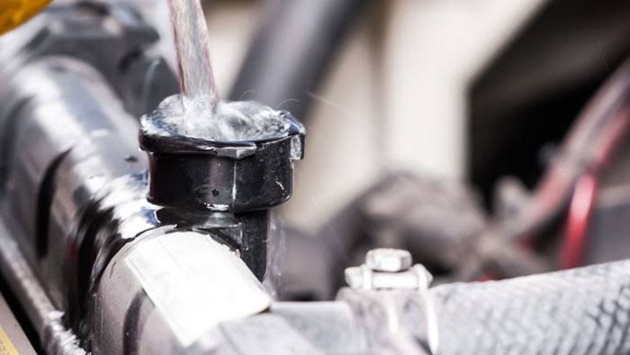 Jangan Disepelekan, Ini Risiko Saat Air Radiator Mobil Habis di Tengah Jalan, Fungsi Radiator Mobil, Tanda-Tanda Air Radiator Mobil Habis, Penyebab Air Radiator Habis, Dampak Jika Air Radiator Habis dan Tidak Segera Diatasi, Cara Mengatasi dan Mencegah Air Radiator Habis