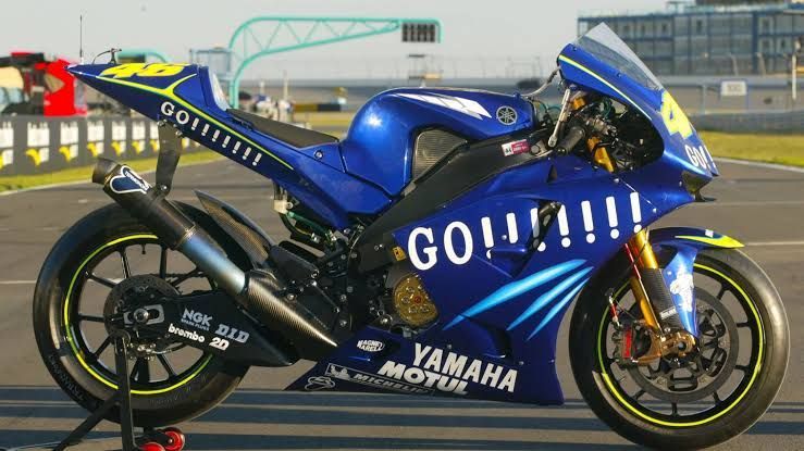 Sejarah Yamaha YZR-M1, Legenda Balap di Kelas Premier MotoGP, Awal Mula YZR-M1, Produk Transisi dari 500 cc ke MotoGP (2002), Awal Kejayaan Yamaha, Era Valentino Rossi (2004–2010), Kejayaan Yamaha YZR-M1 Bersama Lorenzo (2011–2012), Kembalinya Rossi dan Rivalitas dengan Lorenzo (2013–2016), Masa Transisi dan Tantangan Baru (2017–2021), Evolusi Modern Yamaha YZR-M1, Fokus Aerodinamika dan Elektronik (2022–2024), Generasi Terbaru: YZR-M1 2025 Era Terakhir Pakai Mesin Inline-4