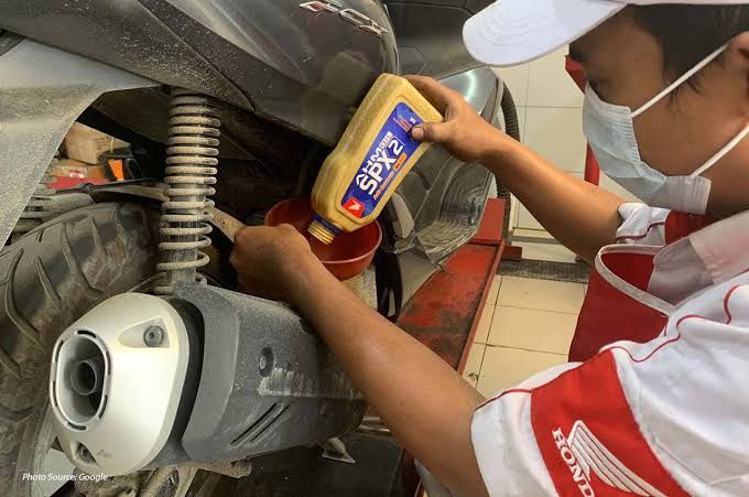 Jangan Anggap Remeh Ganti Oli Motor, Ini Panduan Lengkapnya, Fungsi Utama Oli Motor, Kapan Harus Ganti Oli Motor?, Ciri-Ciri Oli Motor Harus Diganti, Ganti Oli Motor Apakah Harus ke Bengkel Resmi?, Jenis-Jenis Oli Motor, Mitos dan Fakta Seputar Ganti Oli Motor, Rekomendasi Merek Oli Terbaik di Indonesia, Filter Oli Wajibkah Diganti?, Biaya Ganti Oli Motor, Kesimpulan, FAQ Seputar Ganti Oli Motor
