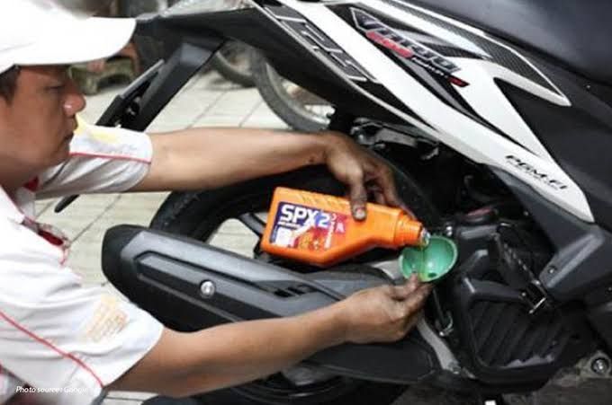 Jangan Anggap Remeh Ganti Oli Motor, Ini Panduan Lengkapnya, Fungsi Utama Oli Motor, Kapan Harus Ganti Oli Motor?, Ciri-Ciri Oli Motor Harus Diganti, Ganti Oli Motor Apakah Harus ke Bengkel Resmi?, Jenis-Jenis Oli Motor, Mitos dan Fakta Seputar Ganti Oli Motor, Rekomendasi Merek Oli Terbaik di Indonesia, Filter Oli Wajibkah Diganti?, Biaya Ganti Oli Motor, Kesimpulan, FAQ Seputar Ganti Oli Motor