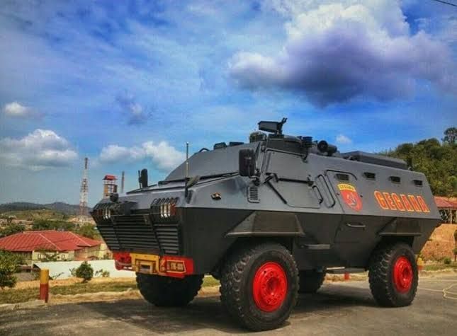 Mengenal sosok Barracuda, Kendaraan Lapis Baja Andalan Korps Brimob Indonesia, Sejarah dan Penggunaan Barracuda di Indonesia, Desain Fisik dan Material Pelindung, Sistem Roda dengan Teknologi Run Flat, Persenjataan yang Dapat Disesuaikan, Mesin Tangguh dan Sasis Kuat, Peranan Strategis dalam Operasi Brimob, Kesimpulan