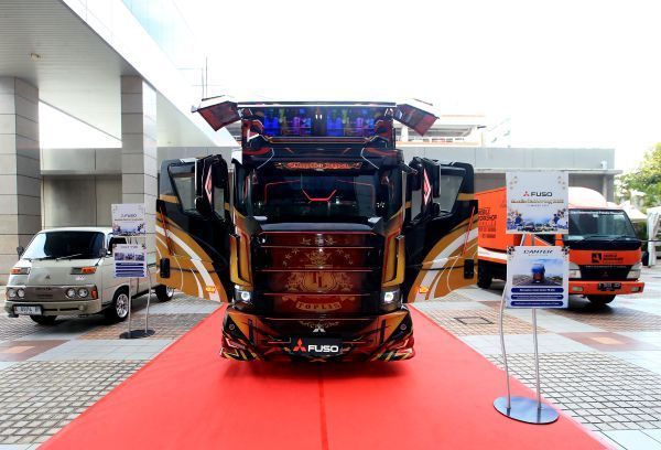 Fuso, mitsubishi, Strategi Mitsubishi Fuso 2025, Memperkuat Dominasi Pasar Kendaraan Niaga di Indonesia, Strategi Mitsubishi Fuso 2025, Menatap Pasar dengan Optimisme, Produk Baru dan Perayaan 55 Tahun, Pencapaian 2024 dan Proyeksi 2025 dalam Angka, Tantangan dan Optimisme di Tengah Persaingan, Kesimpulan, FAQ Strategi Mitsubishi Fuso 2025