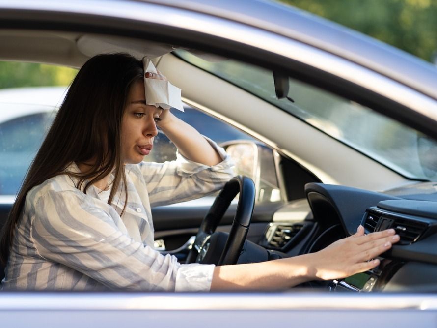 5 Alasan Kenapa AC Harus dalam Posisi Off Saat Mesin Mobil Dinyalakan, 1. Menambah Beban pada Aki Mobil Saat Distarter, 2. Beban Berlebih pada Alternator, 3. Tambah Beban pada Kinerja Mesin yang Baru Bekerja, 4. Risiko Kerusakan pada Kompresor AC, 5. Gangguan pada Sistem Kelistrikan Mobil, Langsung Menyalakan AC Berdampak pada Efisiensi Bahan Bakar, Cara yang Aman untuk Menggunakan AC Mobil, Kesimpulan