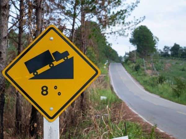 All New Suzuki Ertiga, jalan tanjakan, Transmisi matik, Keunggulan Transmisi Matik Suzuki Saat Melibas Tanjakan di Liburan Weekend, Risiko Mobil Matik di Jalan Menanjak, Tips Menghadapi Tanjakan dengan Mobil Matik, Keunggulan All New Ertiga Saat Menghadapi Tanjakan, Transmisi Otomatis Modern yang Responsif, Perpaduan Kenyamanan dan Performa Andal, Keunggulan Transmisi Otomatis Suzuki, Kesimpulan, FAQ Tantangan Mobil Matik Saat Melibas Tanjakan