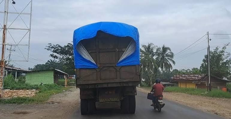 Kenapa Truk Sering Jalan di Lajur Kanan? Ini Alasan yang Harus Kamu Tahu, Peran Penting Truk dalam Rantai Transportasi Nasional, Aturan Dasar: Lajur Kiri untuk Lambat, Kanan untuk Menyalip, Hambatan di Lajur Kiri Jadi Masalah Serius Bagi Pengemudi Truk , Gangguan Ranting dan Dahan Pohon di Tepi Jalan, Blind Spot Truk Jauh Lebih Luas, Di Jalan Tol, Truk Tetap Jalan di Lajur Kiri, Tips Bijak Saat Bertemu Truk di Jalan, Kesimpulan