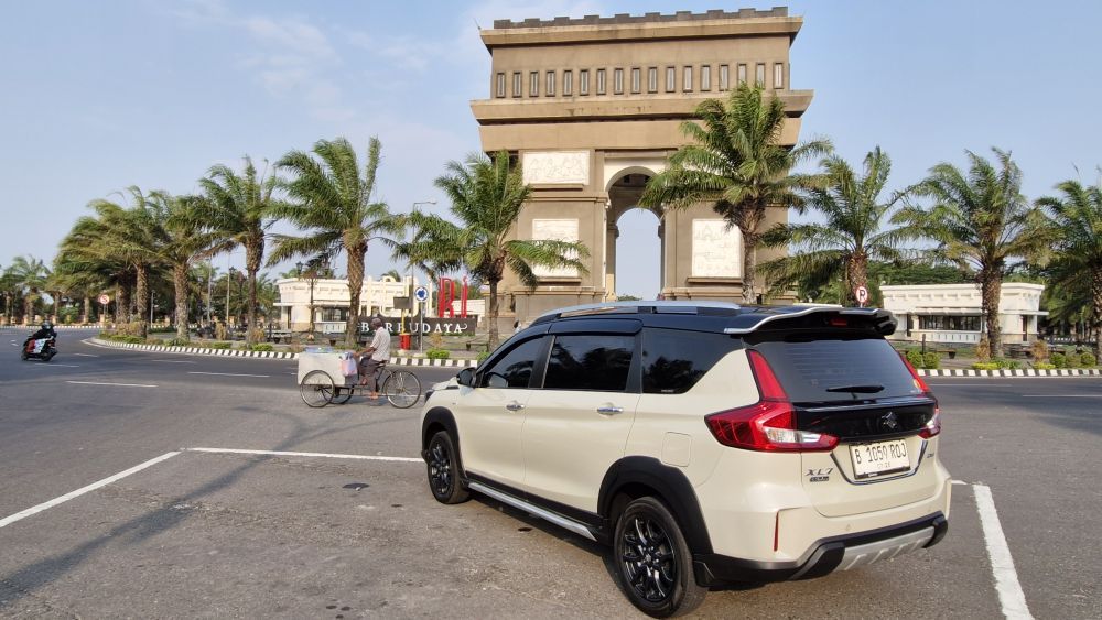Review Suzuki XL7 Alpha 2024; Pilihan Low SUV yang Proper Untuk Mobil Keluarga, 1. Kenyamanan MPV Masih Cukup Kuat, Fitur E-Mirror Touchscreen Mudahkan Visibilitas di Berbagai kondisi, Travel Suspensi yang Cukup Jauh dan Minim Limbung, Performa Mesin K15B yang Cukup Irit Namun Tetap Impresif, Kualitas Audio dan Kesenyapan Kabin Suzuki XL7, Kesimpulan