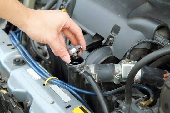 Jangan Disepelekan, Ini Risiko Saat Air Radiator Mobil Habis di Tengah Jalan, Fungsi Radiator Mobil, Tanda-Tanda Air Radiator Mobil Habis, Penyebab Air Radiator Habis, Dampak Jika Air Radiator Habis dan Tidak Segera Diatasi, Cara Mengatasi dan Mencegah Air Radiator Habis